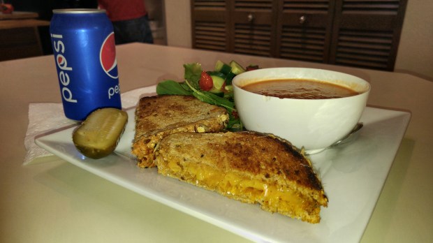 20151213_GrilledMacnCheeseLunch (2)